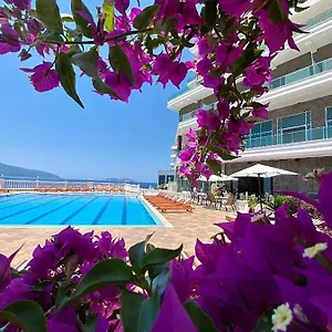 Toto & Hotell Radhimë